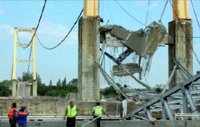 10 قتلى و33 مفقودا في انهيار جسر في اندونيسيا