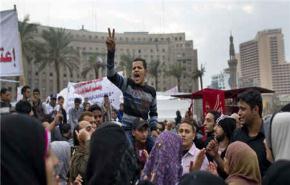 المصريون يتدفقون على التحرير لاحياء 