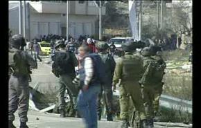 اصابة فلسطينيين متضامنين خلال مواجهات امام سجن عوفر