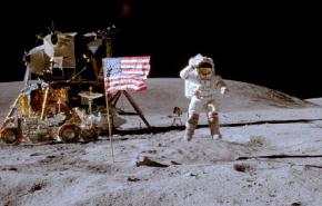 وفاة نيل ارمسترونغ اول انسان مشى على سطح القمر