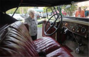 تجاوزت الـ 100 وتقود سيارة عمرها 82 سنة