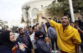 الاشتباكات متواصلة والجيش المصري ينتشر حول القصر الرئاسي