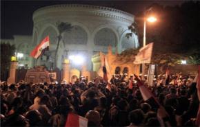 المتظاهرون يخترقون الحواجز الامنية امام القصر الرئاسي بالقاهرة