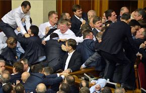 دست به یقه شدن نمایندگان پارلمان اوکراین