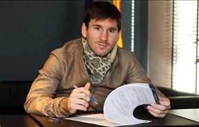 ميسي يوقّع رسمياً حتى 2018