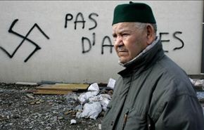 رسم صلبان معقوفة على جدران مسجد في فرنسا