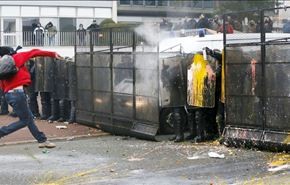 صحنه هایی از درگیری کارگران اخراجی با پلیس فرانسه