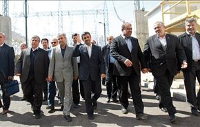 احمدي نجاد يفتتح حقل سروستان النفطي جنوب ايران