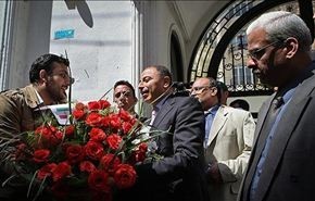 الطلبة الايرانيون يقدمون الزهور للقائم بالاعمال المصري