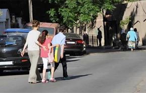 همسر اسد فرزندانش را پیاده به مدرسه می‌برد! + عکس