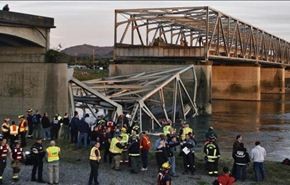 تصادم شاحنة تسبب في انهيار جسر بولاية واشنطن