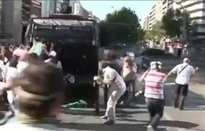 خودرو زرهی معترض ترک را زیر گرفت و کُشت + فیلم