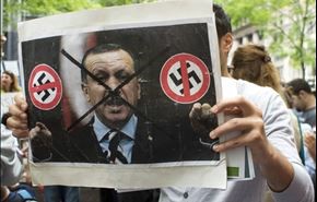 چرا ترک ها اردوغان را به هیتلر تشبیه می کنند + عکس