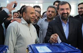المرشح الرئاسي رضائي يدلي بصوته في طهران