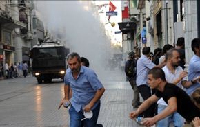 احتجاجات في اسطنبول والشرطة تقمع المتظاهرين