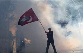 الشرطة التركية تطلق الغاز المسيل للدموع لتفريق محتجين