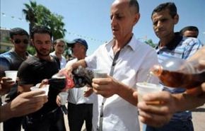 بالفيديو:جزائريون يفطرون علنا بنهار رمضان ويشربون الخمر !