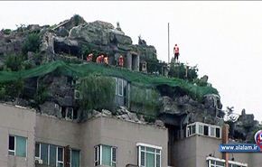 الصين : قمة صخرية خضراء فوق ناطحة سحاب