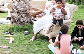 عکس؛ سکونت کارمند عربستانی با خانواده اش در بوستان