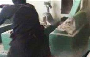 بالفيديو..التكفيريون يهدمون قبوراً لمزار في شرق حلب