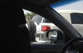 بالفيديو.. في تحد للحظر، فتاة تقود السيارة بالرياض