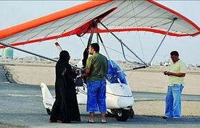 بالصور: سعوديات يحققن آمال القيادة بالطيران الشِّراعي