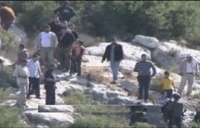 فيديو..شبان فلسطينيون يشتبكون مع الاحتلال لتحرير جثمان شهيد