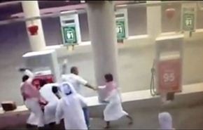 شاهد.. سعوديون يضربون عامل محطة وقود لمطالبته بالحساب