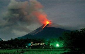 بركان في اندونيسيا يثور 8 مرات في ليلة واحدة