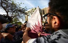 مصری‌ها پرچم قطر را آتش زدند