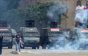 مواجهات في جامعة القاهرة وتنحي هيئة محكمة مرشد الاخوان