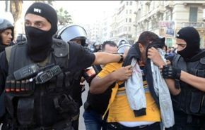 اعتقال 11 قطريا بينهم ضباط في مقر قناة الجزيرة بمصر