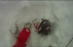 بالفيديو .. رياضي يعثر أثناء التزلج على رجل غرق بالثلج