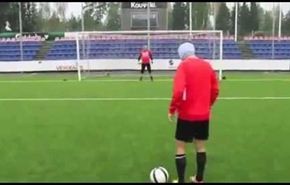 فيديو/لاعب يسجل هدفاً بطريقة خيالية وهو مغمض العينين