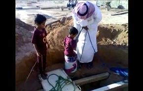 فيديو/ سعودي ينزل طفلا ًصغيراً داخل بئر عميق لينظفه!!