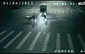 فيديو وصور/كاميرا مراقبة ترصد ملاكا ينقذ رجلا من الموت!