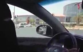 بالفيديو : سعودية تقود سيارتها في شارع التخصصي بالرياض