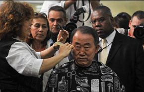 بالصور: بان كي مون يحلق شعره في صالون شعبي