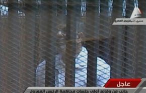 بالفيديو.. مرسي يصرخ بوجه القاضي ويسأله 