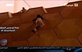 فيديو/ سعودي يتسلق سور ملعب الملك فهد ثم يسقط ويصبح نجما!