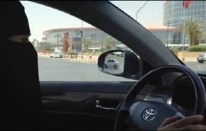 شاهد: سعودية جريئة تقود سيارة من الدمام إلى الرياض
