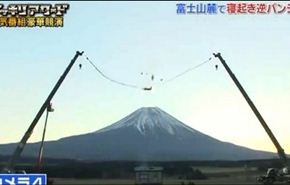 شاهد.. دعابة يابانية تقذف برجل نائم 50 مترا في الهواء
