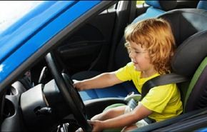 طفل يقود سيارة والده ويدعي أنه قزم نسي الرخصة
