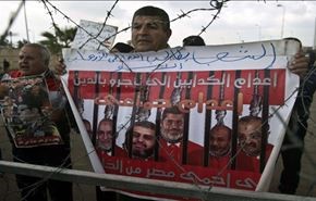 تعویق محاکمه مرسی به خاطر خروج وکلا از دادگاه