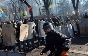 مقتل 5 محتجين وشرطي في كييف وموسكو تتهم الغرب بتأجيج العنف
