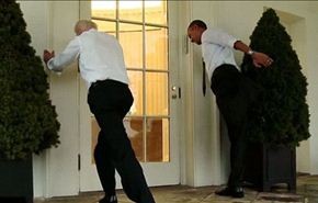 بالفيديو .. أوباما يركض في البيت الأبيض بامر من زوجته