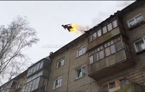 بالفيديو .. شاب يتحول لكتلة نارية ويقفز من سطح مبنى