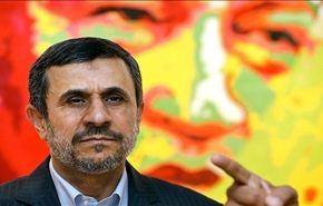بالصور؛ أحمدي نجاد يزور معرضاً لصور تشافيز بطهران