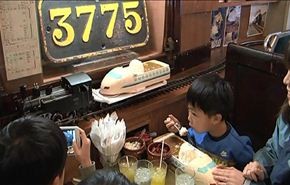 مطعم ياباني يعتمد القطارات في جميع خدماته وديكوراته
