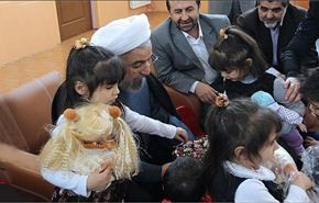 الرئيس الايراني يتفقد الايتام بأول يوم من العام الايراني الجديد